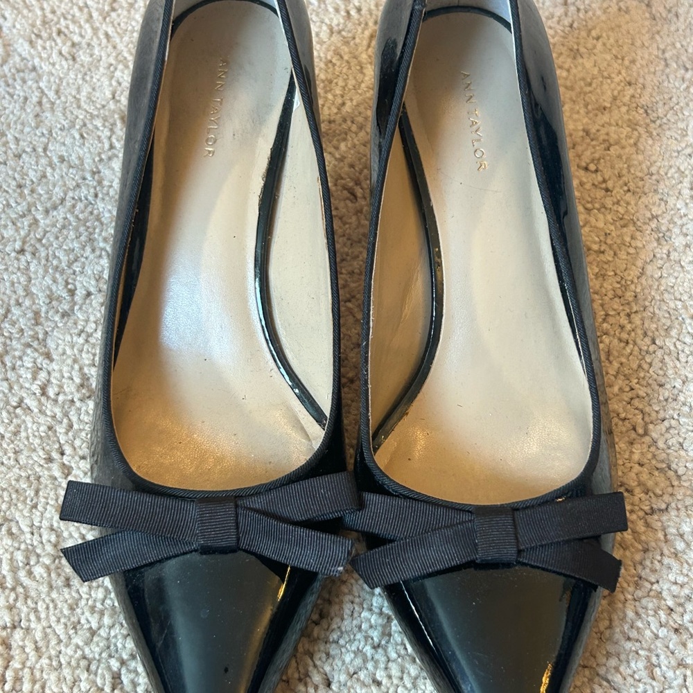 Ann Taylor Classic Black Patent Leather Pointed Toe Pump with Bow - size 8M